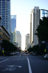 Innenstadt San Diego / Verkehr auf dem Kettner Boulevard in San Diego mit verschiedenen Gebäuden und dem Bahnhof Santa Fe.