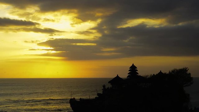 夕焼けとタナロット寺院