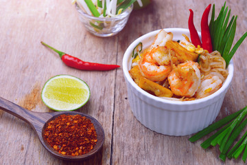 Famous traditional thai food shrimp pad thai, rice noodle stir-fry with prawns, tofu and vegetables on white bowl.