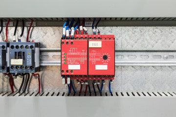 Safety relay for emergency stop monitoring