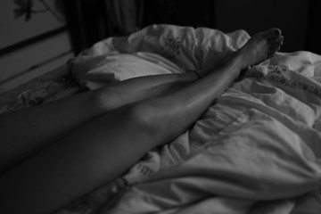 モノクロ　白黒　足　ベッドの上　イメージ　両足　ボディパーツ