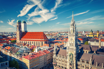 Obraz premium Widok z lotu ptaka na Munchen: Nowy Ratusz i Frauenkirche