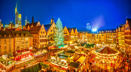 Fototapeta na wymiar Traditional christmas market in the historic center of Frankfurt, Germany