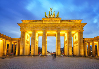 Obraz premium Brama Brandenburska o zmierzchu, Berlin