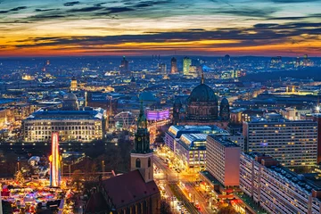 Fototapeten Luftbild auf die Innenstadt von Berlin bei Nacht, Deutschland © sborisov