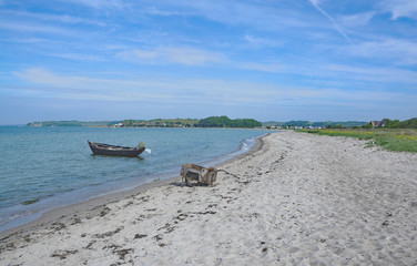 Fototapeta na wymiar Strand von Thiessow mit Blick auf Klein Zicker,Mönchgut,Insel Rügen,Mecklenburg-Vorpommern,Deutschland