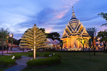 Obraz premium Khon kaen city shrine with twilight sky,temple golden Stupa Khonkaen landmark,Temple Sunset in Khon Kaen, Thailand;