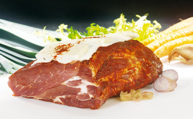 Griechicher Rahmbraten mit Deko auf weiss