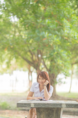 Naklejka premium Students wear religious women in uniform stand reading book