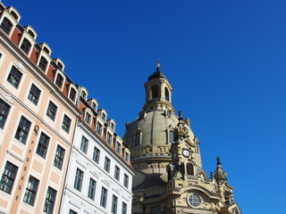 Fototapeta premium Rekonstruierte Altstadt Dresden: Frauenkirche und Fassaden am Neumarkt