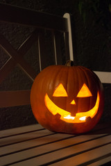 Obraz premium Kürbis mit Gesicht auf Bank