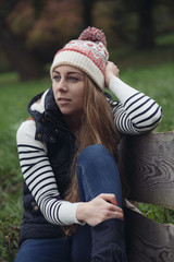 Obraz premium Young woman lying on park bench