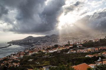Panorama von Funchal bei Sonnenuntergang und bei Nacht