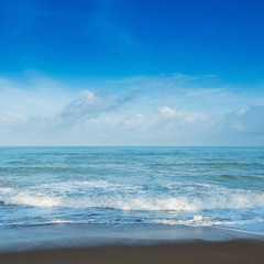 Fototapeta na wymiar Blue sea and cloudy sky in nature