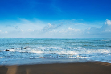 Fototapeta na wymiar Blue sea and cloudy sky in nature