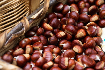 Castagne in un cesto