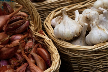 Aglio e scalogno in un cesto