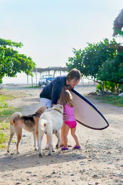Vater mit Tochter und Hunden im Urlaub