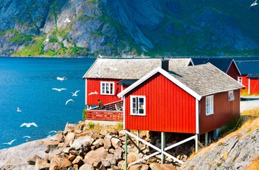Fotobehang Typische rode huizen op de Lofoten-eilanden, Noorwegen © Maresol