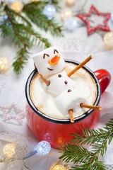 Tuinposter warme chocolademelk met gesmolten marshmallow sneeuwpop © azurita