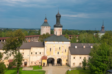 Fototapeta na wymiar Holy Gates with the Church of St. John of the Ladder. Kirillo-Belozersky monastery