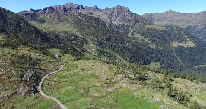 Strada di montagna - Vallata verde in Valtellina - Val Gerola