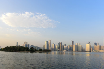 Naklejka premium Sharjah Skyline z Creek View