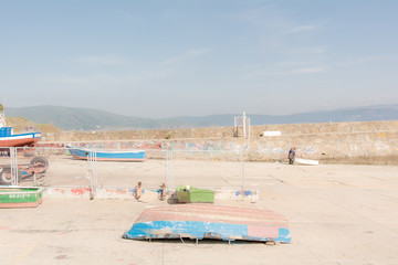 Fototapeta na wymiar Barche da pesca in un porto, in una giornata di sole