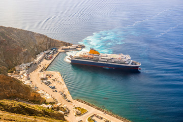 Port d'Athinios, Santorin, Les Cyclades en Grèce
