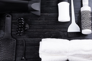 Obraz premium Czarno-białe narzędzia do układania włosów.