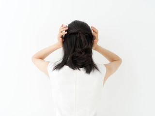 Fototapeta premium 頭を抱える若い女性