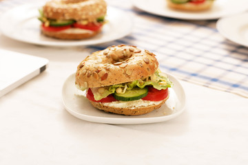 Bagel auf Teller