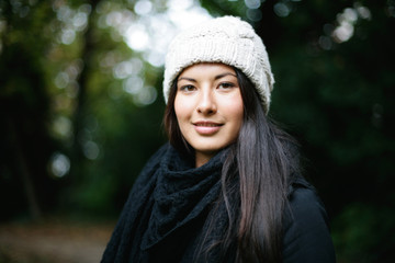 Obraz premium junge Frau im dunklen Herbst unterwegs