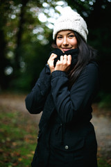 junge Frau im dunklen Herbst unterwegs