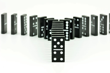 In einer Reihe aufgestellte Dominosteine 