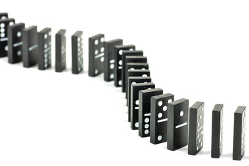 In einer Reihe aufgestellte Dominosteine 