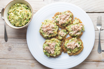 Burger of quinoa with tuna and guacamole