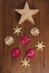 Sterne aus Holz und Stroh