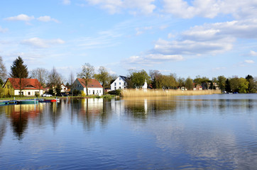 Großer Müllroser See mit Wohnsiedlung am Ufer