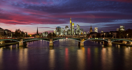 Frankfurt-Skyline mit Abendrot