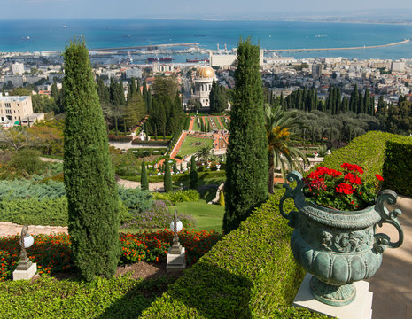 Scenery of the beautiful Bahai temple, the gardens and the Haifa bay