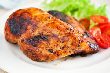 grilled chicken with lettuce and tomato