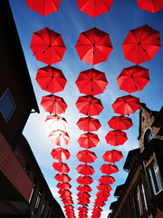 Dänemark, Insel Mors, Nykobing, Fußgängerzone mit roten Sonnenschirmen © Henry-Martin Klemt