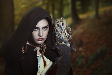 Fototapeta premium Kobieta z sową na ramieniu