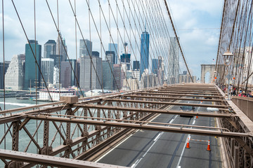 Naklejka premium Crossing the Brooklyn bridge