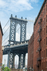 Obraz premium Visiting the Manhattan bridge in Brooklyn