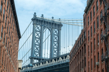 Naklejka premium Zwiedzanie mostu Manhattan na Brooklynie