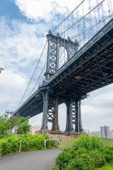 Fototapeta premium Visiting the Manhattan bridge in Brooklyn