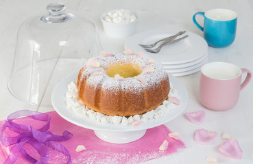 gugelhupf mit puderzucker und blüten