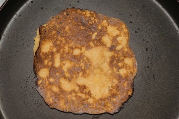 Cooking some american apple pancakes